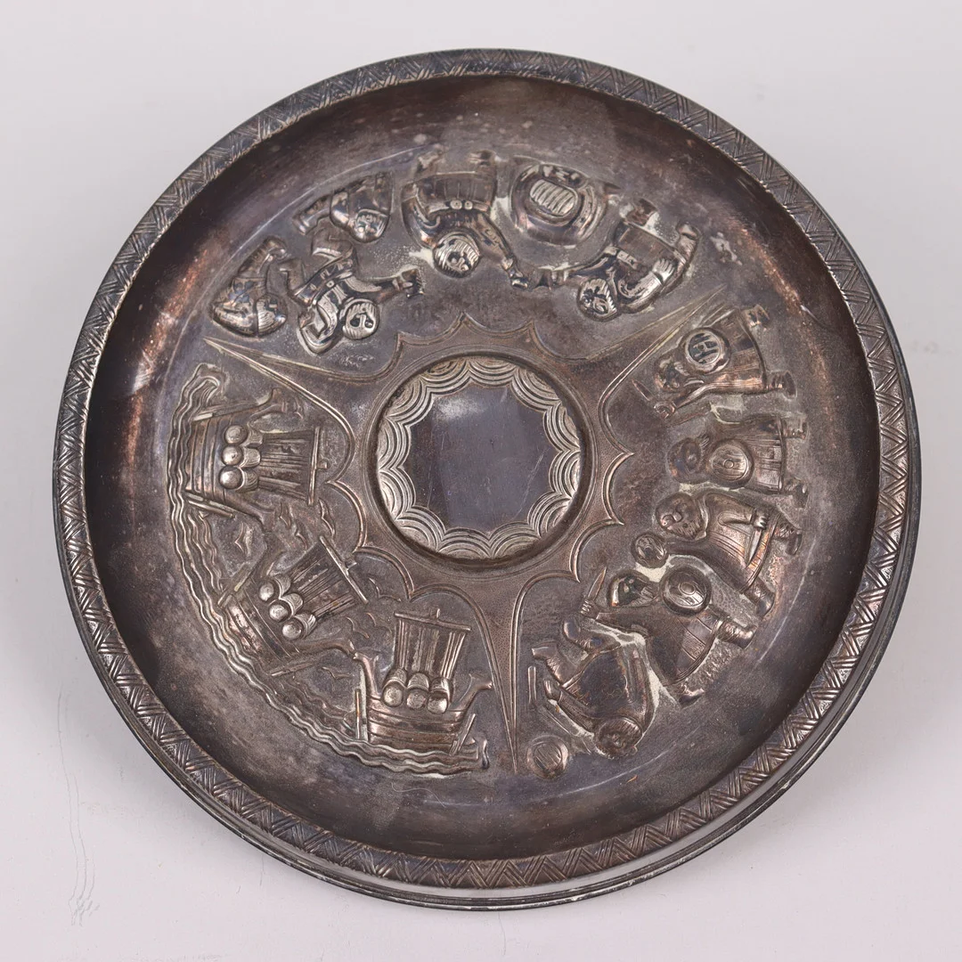 FAT, silver, G.A.B, Stockholm, reliefdekor med vikingamotiv. — Silver — Markus Auktioner