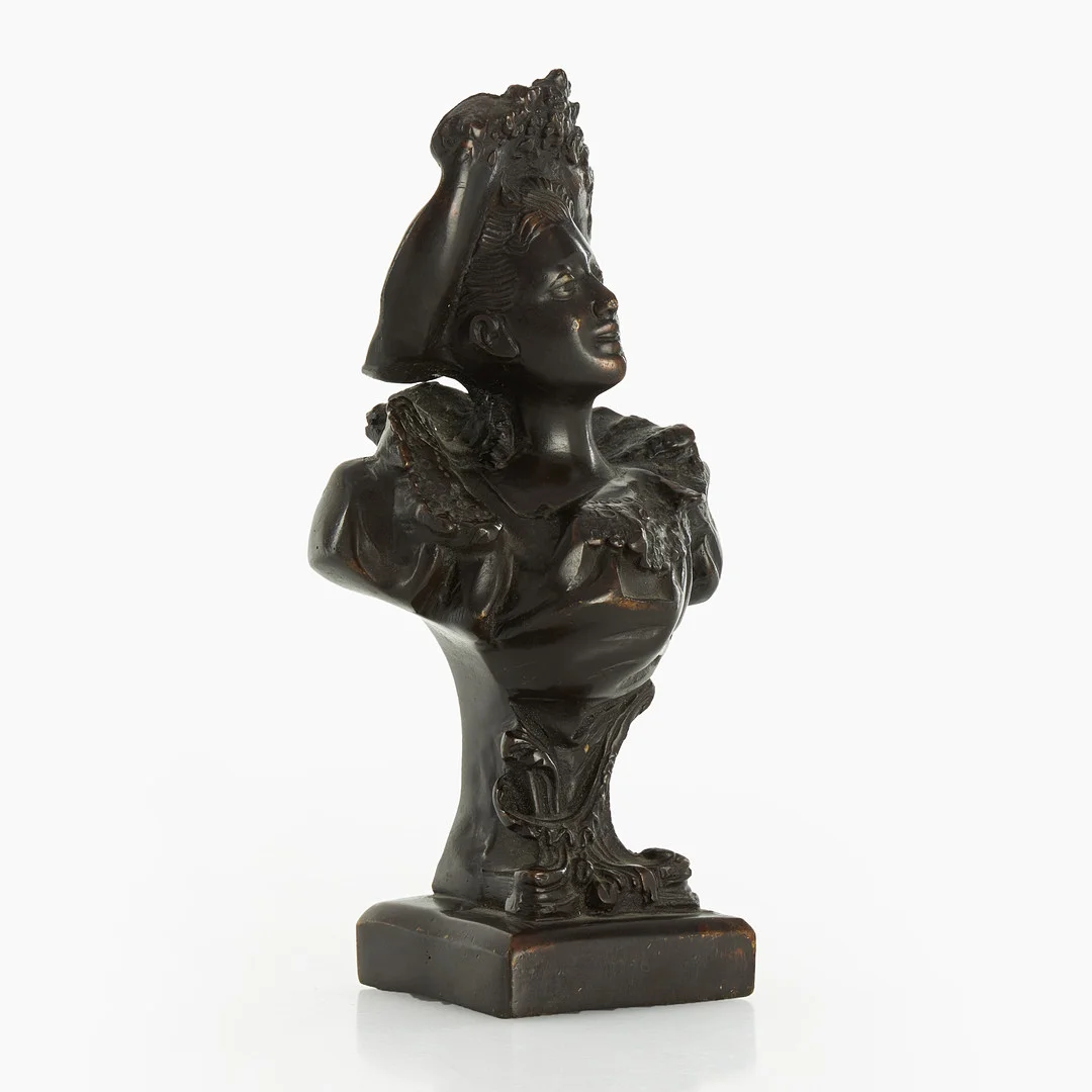 LEON JULIEN DESCHAMPS (Frankrike, 1860-1928). EFTER. Byst, "Coquette", patinerad brons, tidigt 1900-tal. — Sculptures & Bronzes — Crafoord Auktioner Stockholm