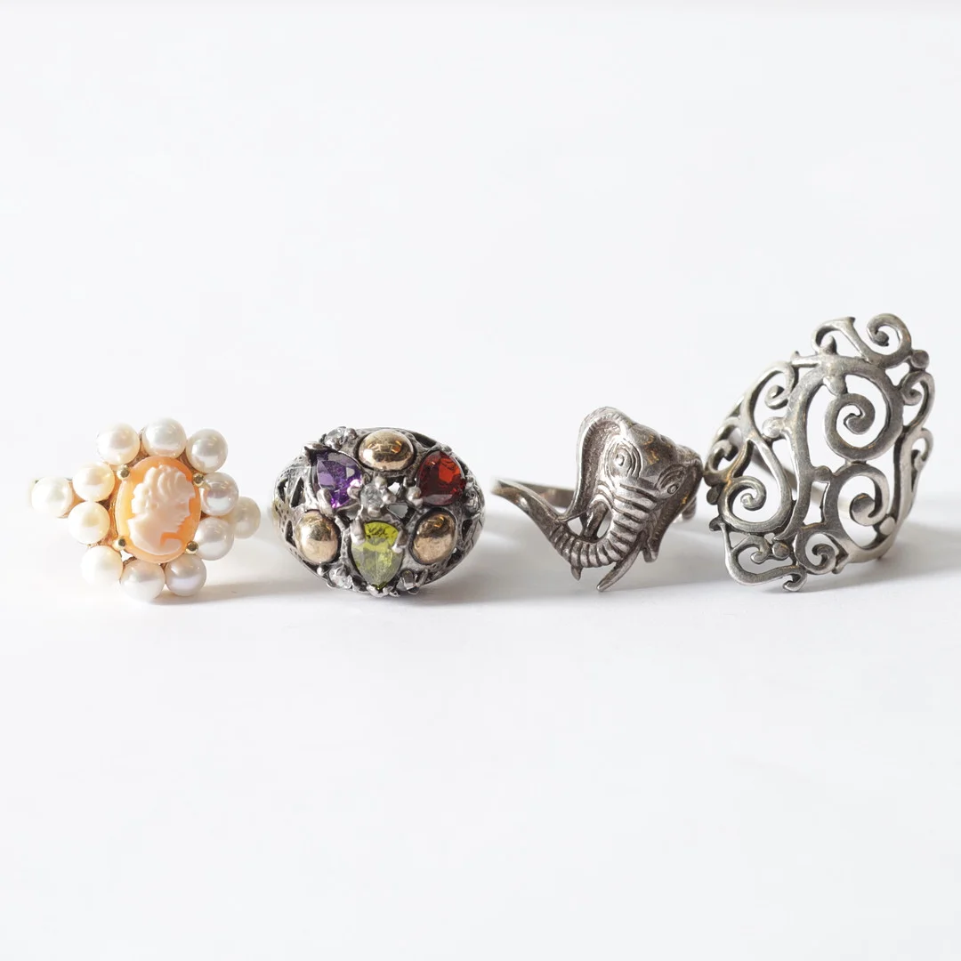 RINGAR, 4 st. Delvis silver, 1900-tal. — Rings — Gomér & Andersson Nyköping