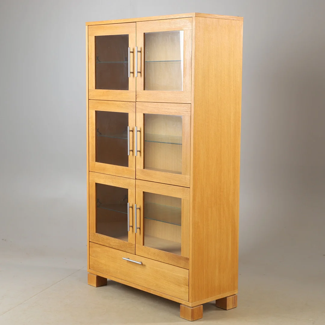 VITRINSKÅP, ek, 2000-tal. — Cupboards, Cabinets & Shelves — Helsingborgs Auktionskammare