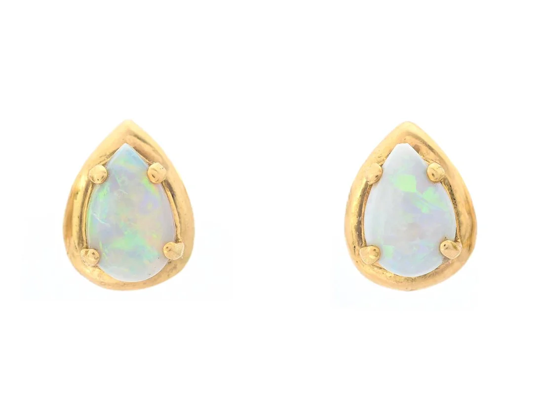 ÖRHÄNGEN, 18K guld, droppslipade opaler, stift, höjd 7 mm, vikt 1,3 g. — Smycken/Örhängen — Kaplans
