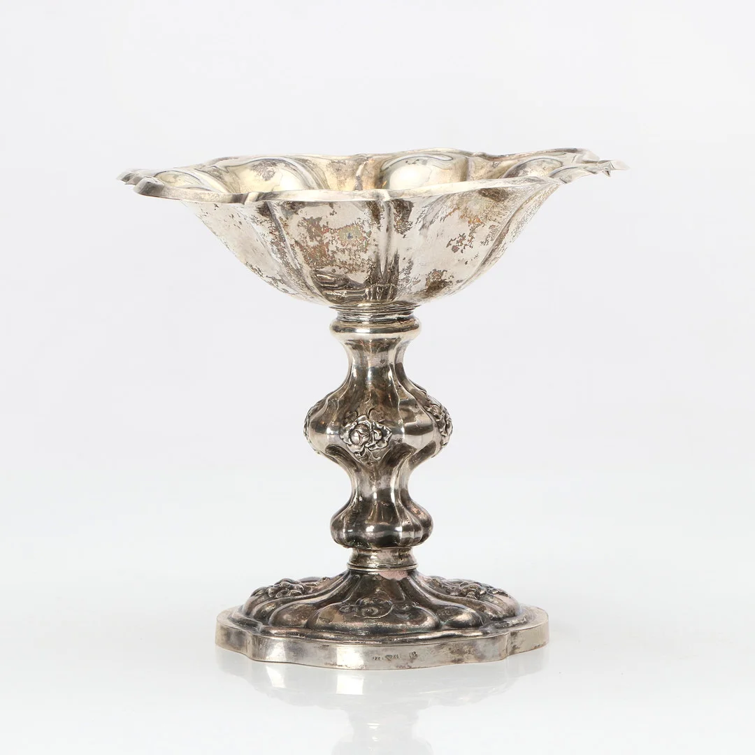 JOHAN PETTER HASSELGREN, SKÅL PÅ FOT. Silver. Lund, 1856. Total vikt ca 290 gram. — Silver — Skånes Auktionsverk