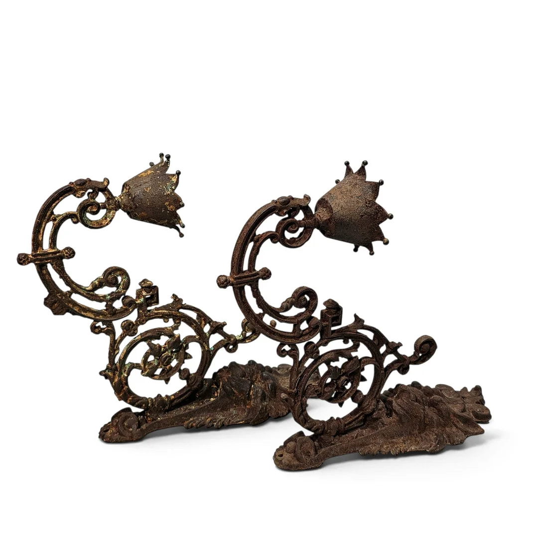 Pareja de antiguos apliques con motivo de leones en hierro colado. — Wall Lights — Arce Auctions