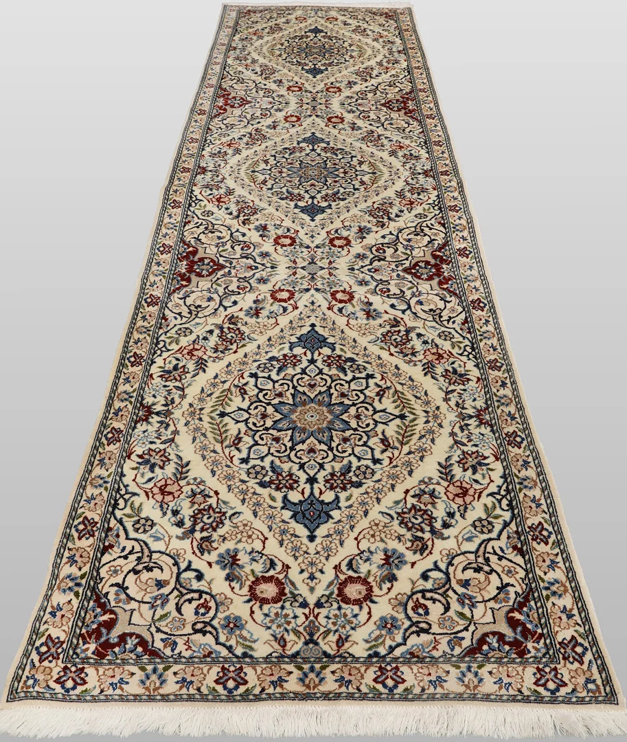 ORIENTMATTA, Nain, handknuten, part silk, gallerimodell, s.k 9 LAA ca 500.000 knutar/kvm, ca 355 x 87 cm. — Persian Carpets & Textiles — Skandia Auktion