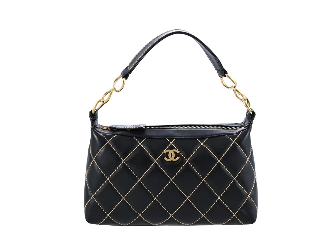VÄSKA, CHANEL, CC Shoulder Bag, svart quiltat läder, guldfärgade beslag, 28x17x8 cm, hologrammärkt 9404633, år 2004-2005, en del av taggen har lossnat, dustbag, kartong. — Accessoarer/Väskor — Kaplans