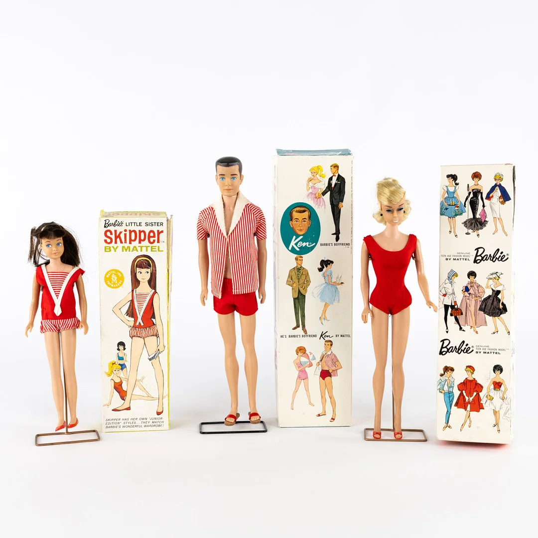 BARBIE, SKIPPER & KEN. Med kläder, 1960-tal. — Dolls & Teddybears — Karljohan Auktioner