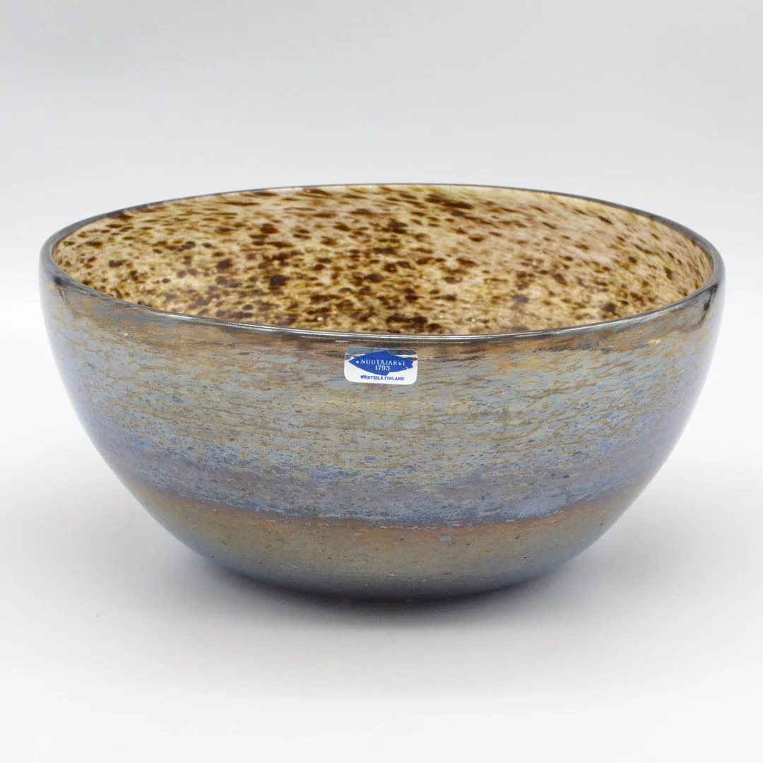 OIVA TOIKKA (1931-2019). FÜR NUUTAJÄRVI NOTSJÖ FINNLAND, GROSSE DESIGNERSCHALE, STUDIOGLAS, IRRISIERENDE OBERFLÄCHE, UM 1981-1986, MIT BODENSIGNIERUNG. — Art glass — Kunst- und Auktionshaus Kleinhenz