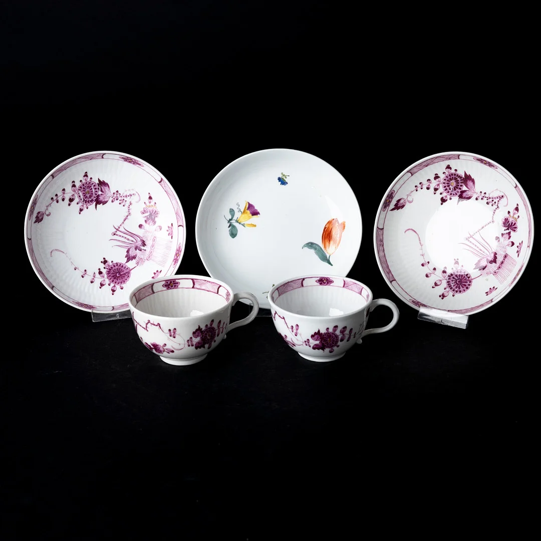 KOPPAR MED FAT, ett par, samt ett medföljande fat, Meissen, porslin, (1765-74). — European — Auktionshuset Kolonn