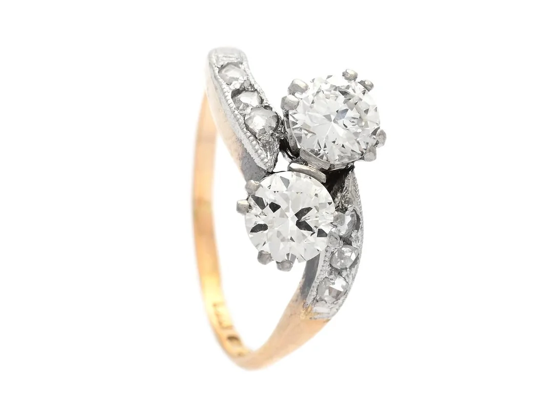 SYSKONRING, 18K guld/platina, 2 gammalslipade diamanter ca 0,90 ctv, ca TW-TCr/SI/P, 6 rosenslipade diamanter, C. Wikström, Stockholm 1938, stl 16,75 mm, vikt 3,9 g, oval ringskena. — Smycken/Ring — Kaplans