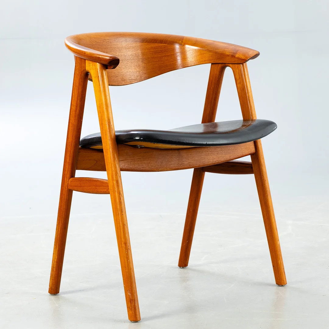 ERIK KIRKEGAARD. Stuhl aus Teakholz, Høng Stolfabrik, Modell 43. — Armchairs & Chairs — Stockholms Auktionsverk Hamburg