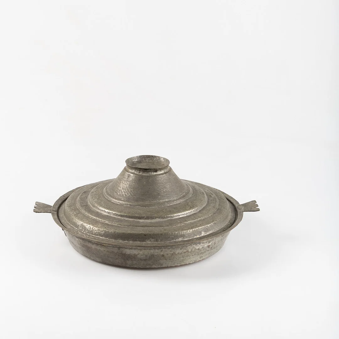 SKÅL MED LOCK, förtennat, möjligen Persien, 1800-tal. — Pewter, Brass & Copper — Stockholms Auktionsverk Helsingborg