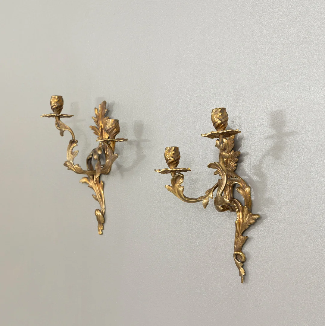 APPLIQUER, 1 par, brons, Louis XV-stil 1900-talets första hälft. — Wall Lights — Garpenhus Auktioner