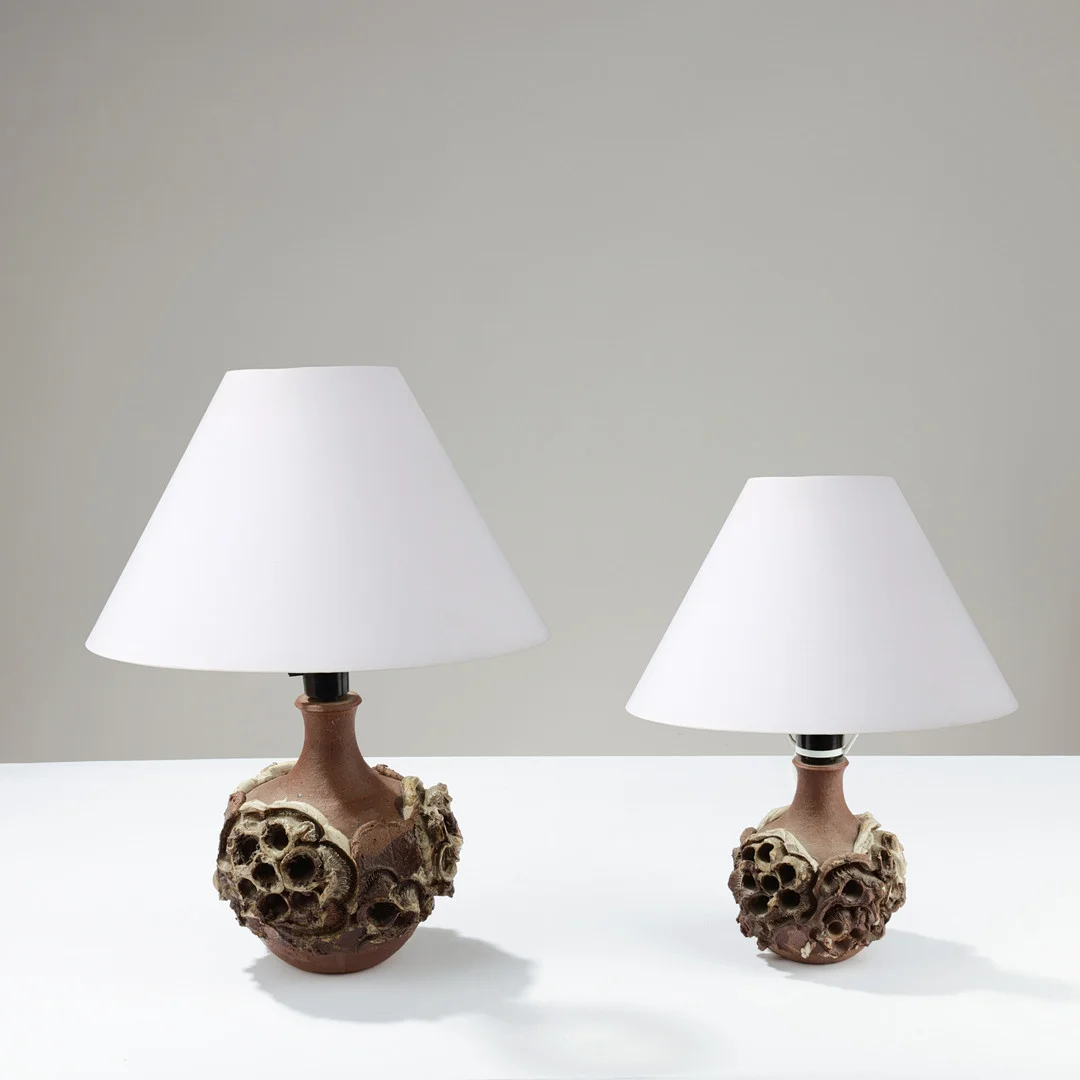 BODIL MARIE NIELSEN (1942-2005). To bordlamper i glaseret stentøj med perforeringer, eget værksted, Danmark, 1900-tallets anden halvdel, (2). — Table Lamps — Palsgaard Kunstauktioner