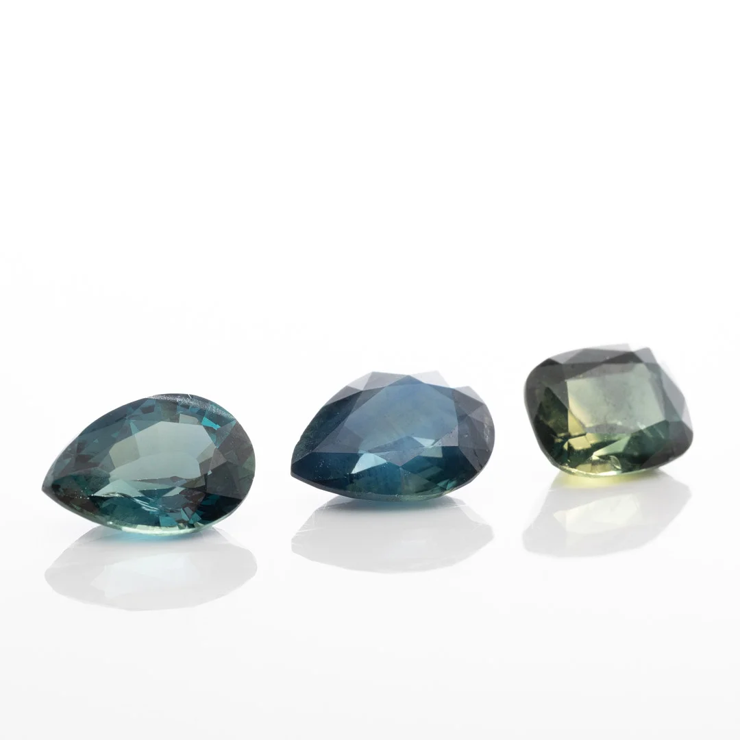 SAFIRER, 3 st, 2,98 ct. — Gemstones — Garpenhus Auktioner