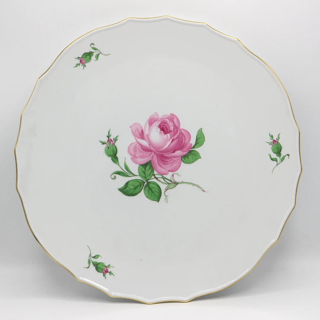 MEISSEN, GROSSER TELLER, ROTE ROSE, PORZELLAN, GOLDRAND, 2. WAHL, FRÜHES 20. JAHRHUNDERT, DM 33 CM. — European — Kunst- und Auktionshaus Kleinhenz