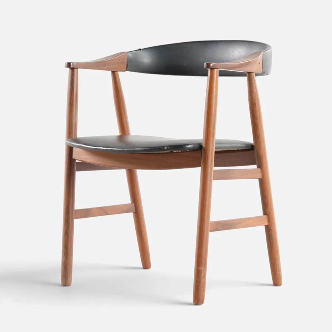 Armstol med stel af teak, sæde og ryg betrukket med sort skai. Dansk møbeldesign, 1960'erne. — Armchairs & Chairs — Woxholt Auktionshus
