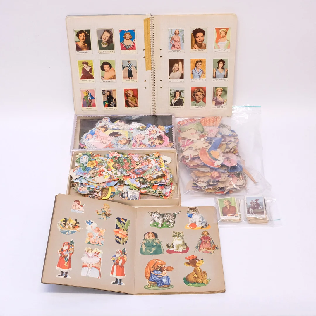 PARTI SAMLARFÖREMÅL: IDOLBILDER/FILMISAR, BOKMÄRKEN OCH KLIPPDOCKOR. — Other collectables — Björnssons Auktionskammare