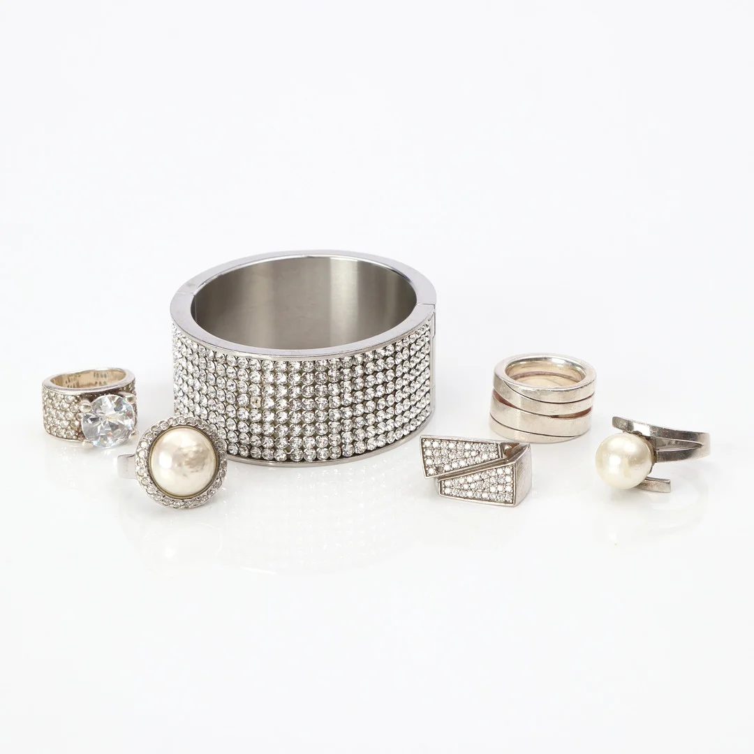RINGAR OCH ARMBAND, 5+1 ST. Silver och metall med strasstenar och pärlimitation mm. — Jewellery — Skånes Auktionsverk