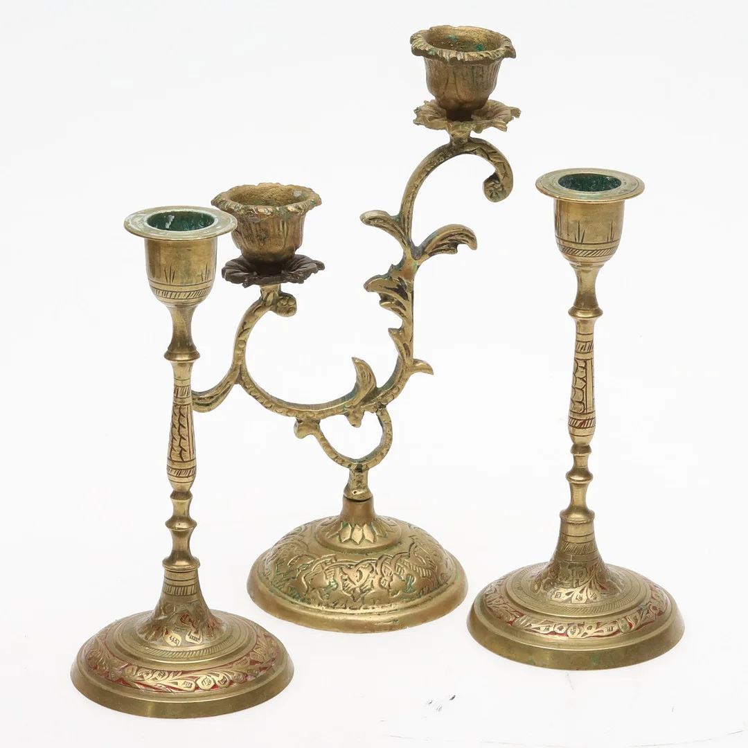 LJUSSTAKAR. 3 st, mässing, 1900-tal. — Candlesticks — Örebro Stadsauktioner