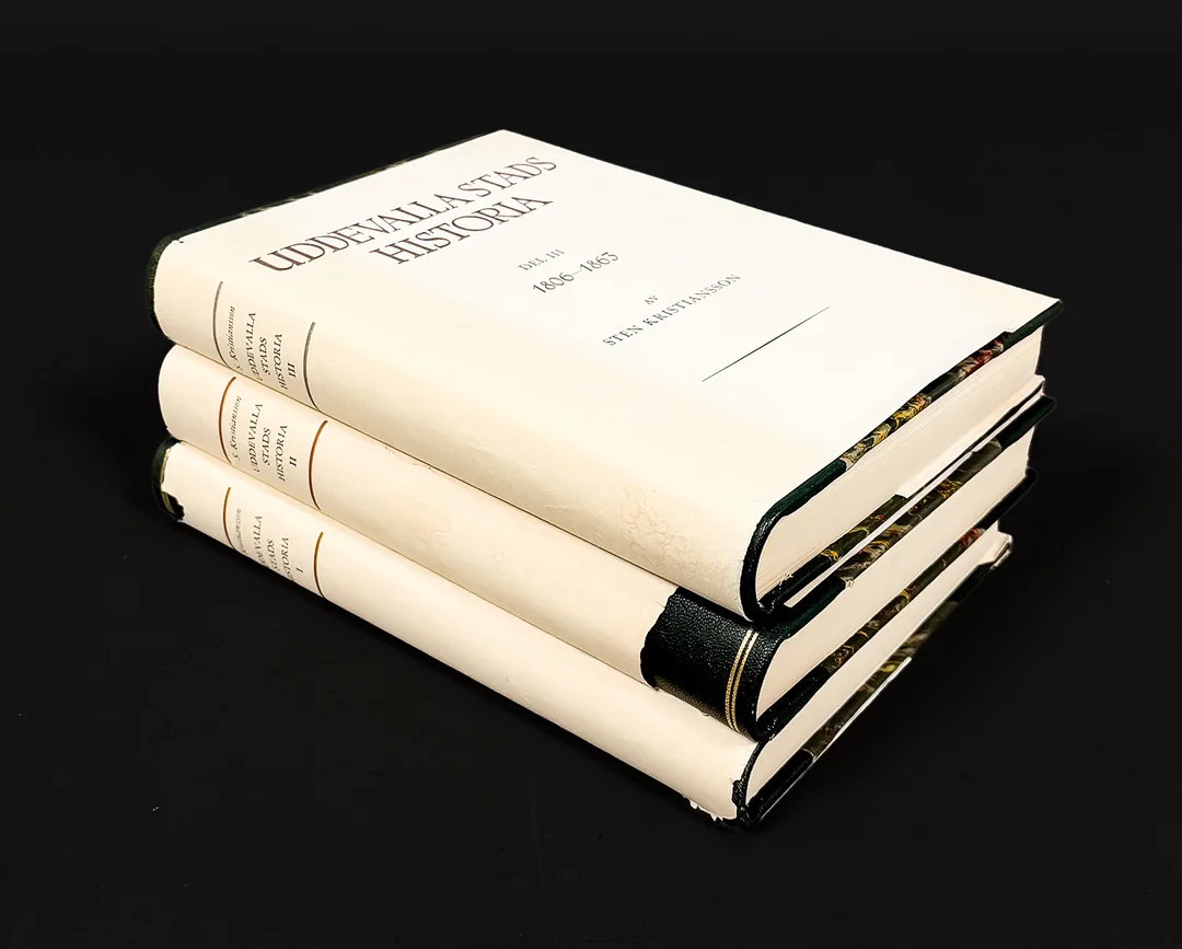 STEN KRISTIANSSON. BÖCKER, "Uddevalla stads historia I-III", Uddevalla 1956, Barneviks Tryckeri. — Books — Auktionshuset STO Bohuslän