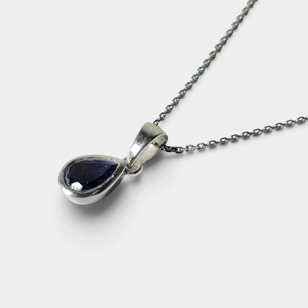 Cadena con colgante en plata con iolita. — Necklace — Barcelona Auctions