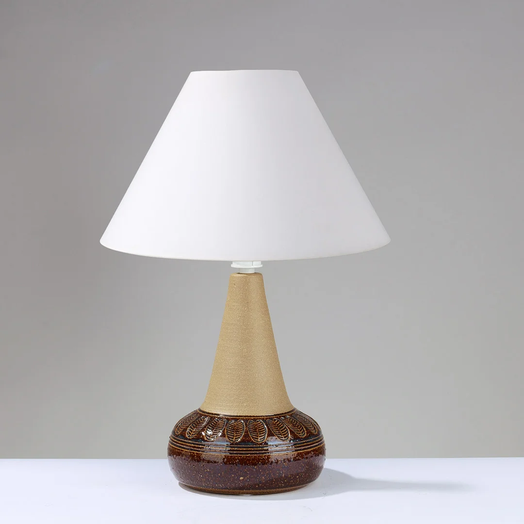 EINAR JOHANSEN (1906-1980). Håndlavet bordlampe af delvist mørkglaseret stentøj udsmykket med bladformede relieffer, modelnr. 3041, Søholm, Bornholm, Danmark, 1950'erne. — Table Lamps — Palsgaard Kunstauktioner