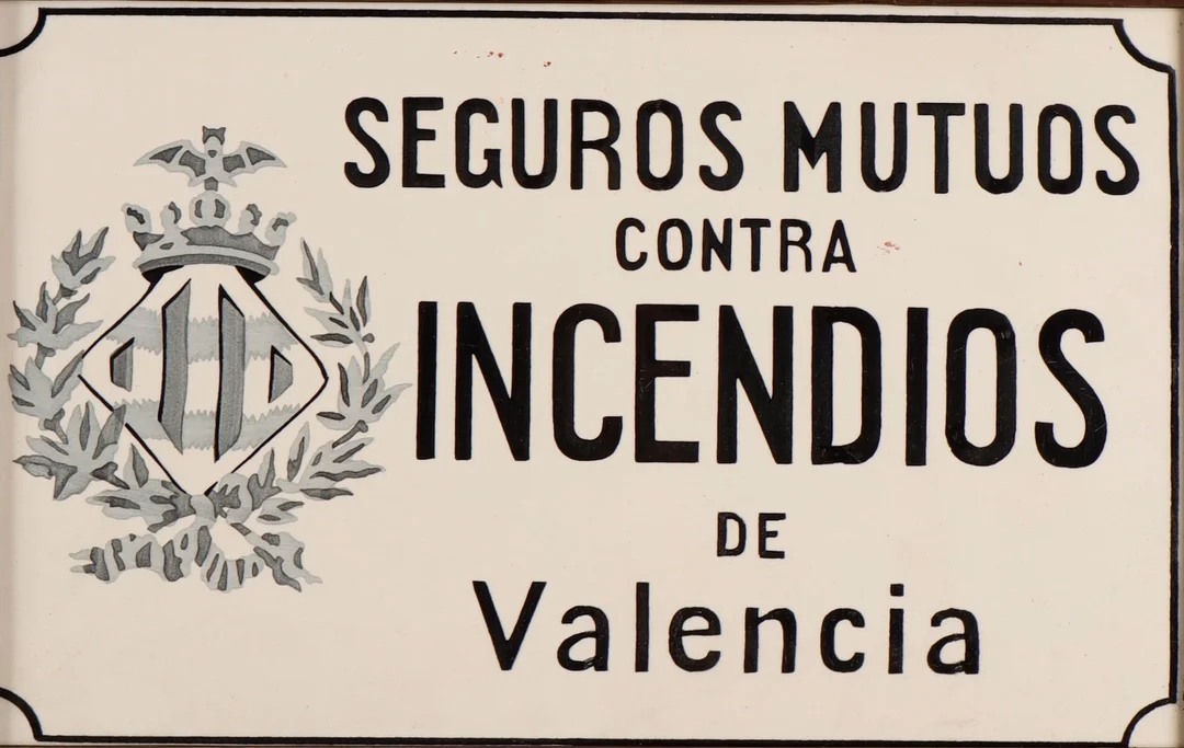 Placa en cerámica esmaltada de Seguros Mutuos contra Incendios de Valencia. — Advertising & Signs — Barcelona Auctions