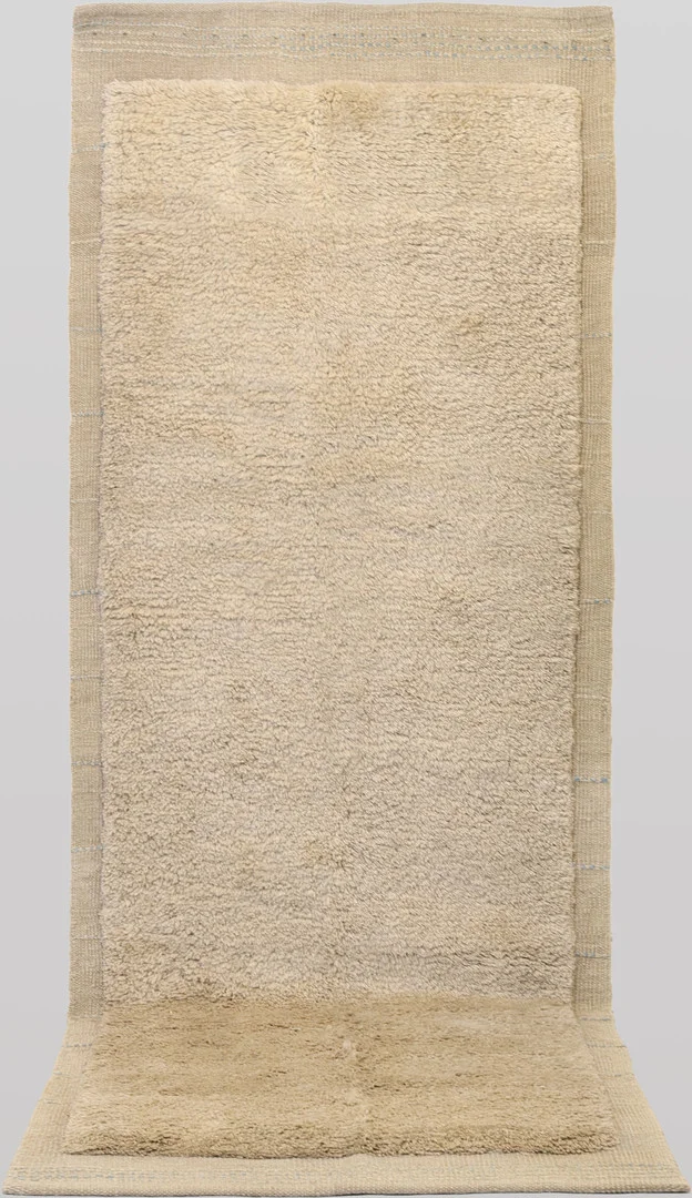 MATTA, marockansk design, handvävd och handknuten, enligt uppgift natur/växtfärger, handspunnen ull på ullvarp, ca 249x94 cm. — Carpets — Skandia Auktion