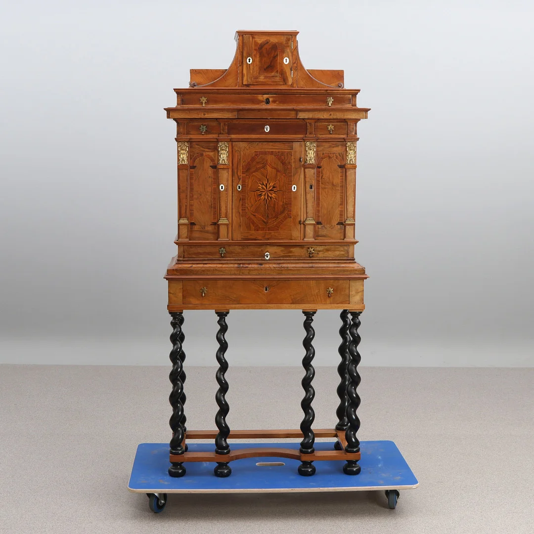 SKÅP PÅ UNDERREDE. Valnöt med intarsiadekor och förgyllda bronsbeslag. Barockstil, skåpet 17/1800-tal, underredet 18/1900-tal. — Cupboards, Cabinets & Shelves — Skånes Auktionsverk