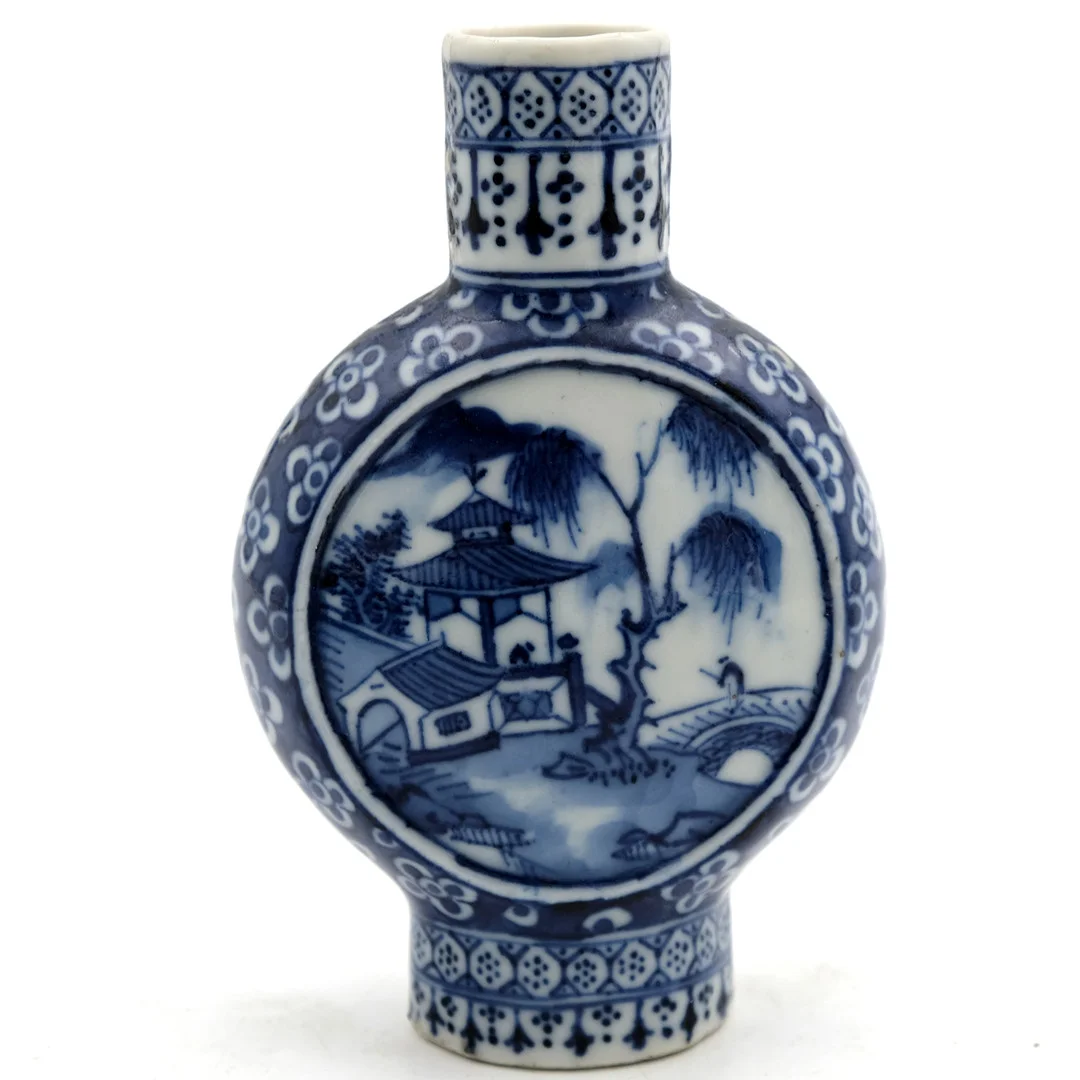 VAS, s.k. Pilgrimsvas, 18/1900-tal, Porslin, Kina. — Ceramics & Porcelain — Norrlands Auktionsverk