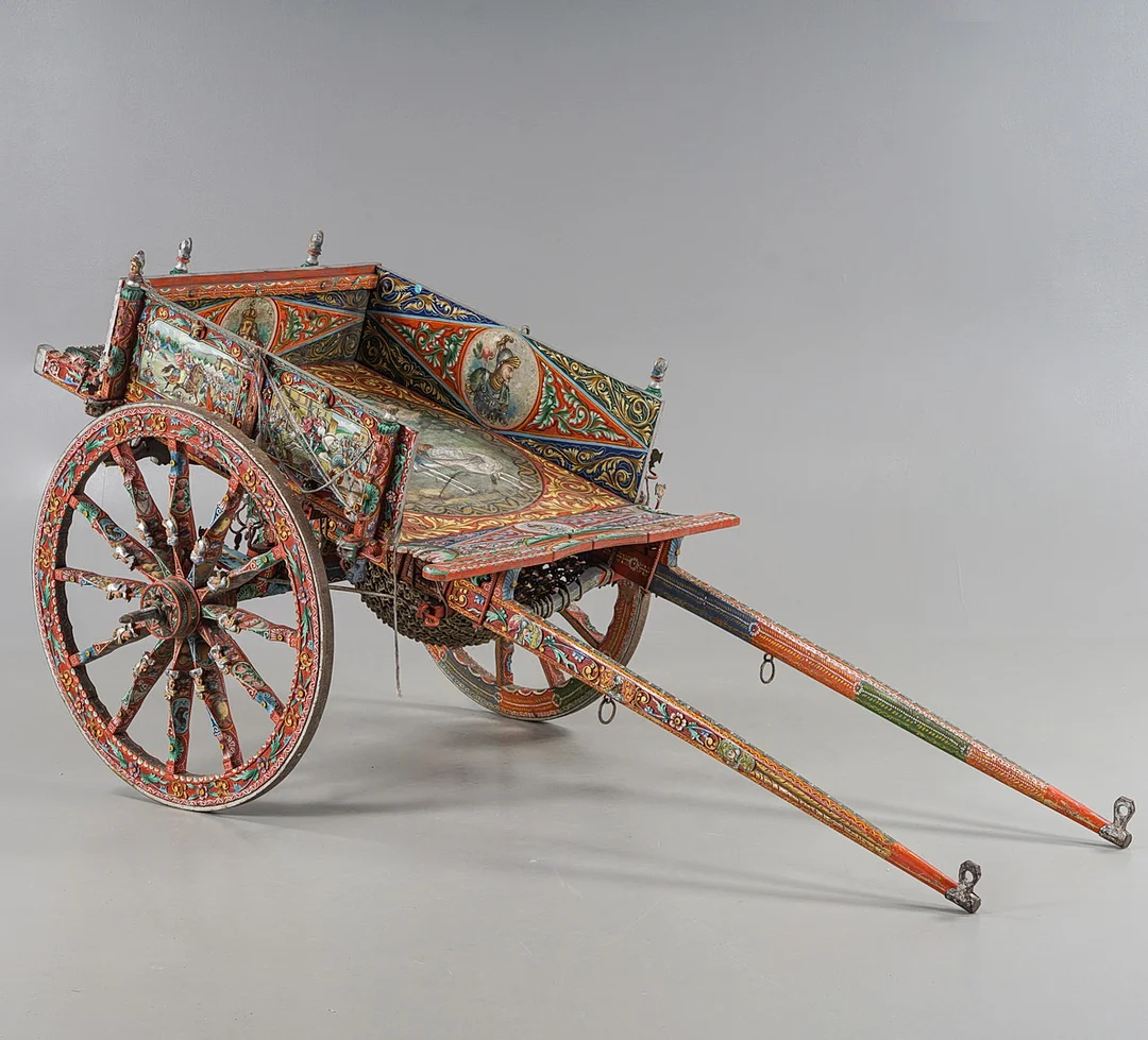 CARRETTO SICILIANO Rikt bemålad av Antonio Torrisi, Aci Sant'Antonio, Sicilien, Italien, 1900-tal. — Miscellaneous — Karlstad Hammarö Auktionsverk