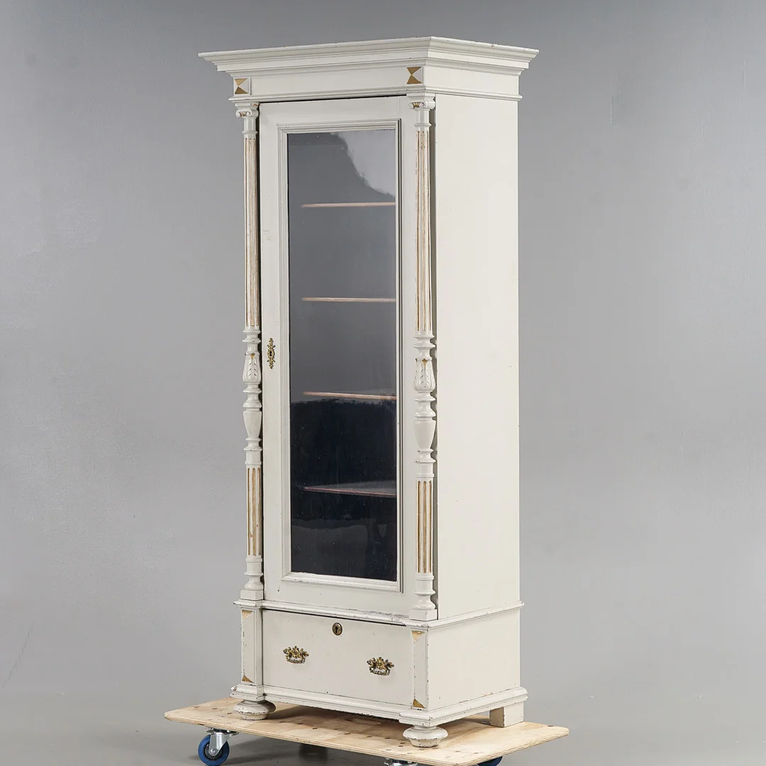 KLÄDSKÅP Nyrenässans, glasdörr, sent 1800-tal. — Cupboards, Cabinets & Shelves — Karlstad Hammarö Auktionsverk