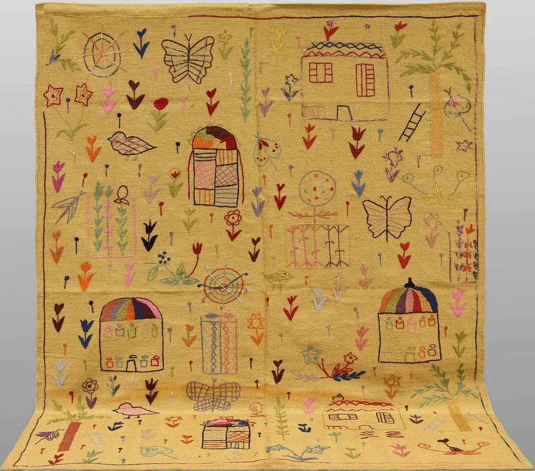 MATTA, Kelim med handbroderad dekor, cirka 241 x 185 cm. — Oriental Carpets & Textiles — RA Auktionsverket Norrköping
