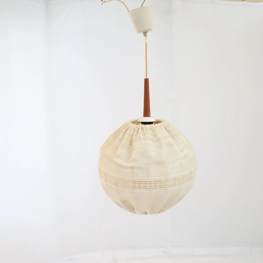 TAKLAMPA, 1950-1960-tal, metallklädd stomme med textil. Fäste i teak. — Ceiling lights — Falun Auktionsbyrå