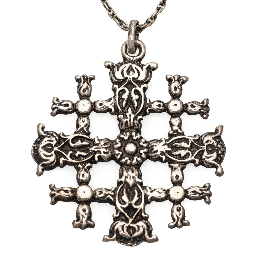 HÄNGE med KEDJA, silver, kors, Jerusalem. — Brooches & Pendants — Auktionsmagasinet Vänersborg