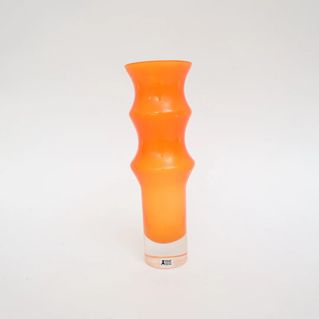 BO BORGSTRÖM. Vas, orangetonat glas med fot i klarglas, etikettmärkt. — Art glass — Falun Auktionsbyrå
