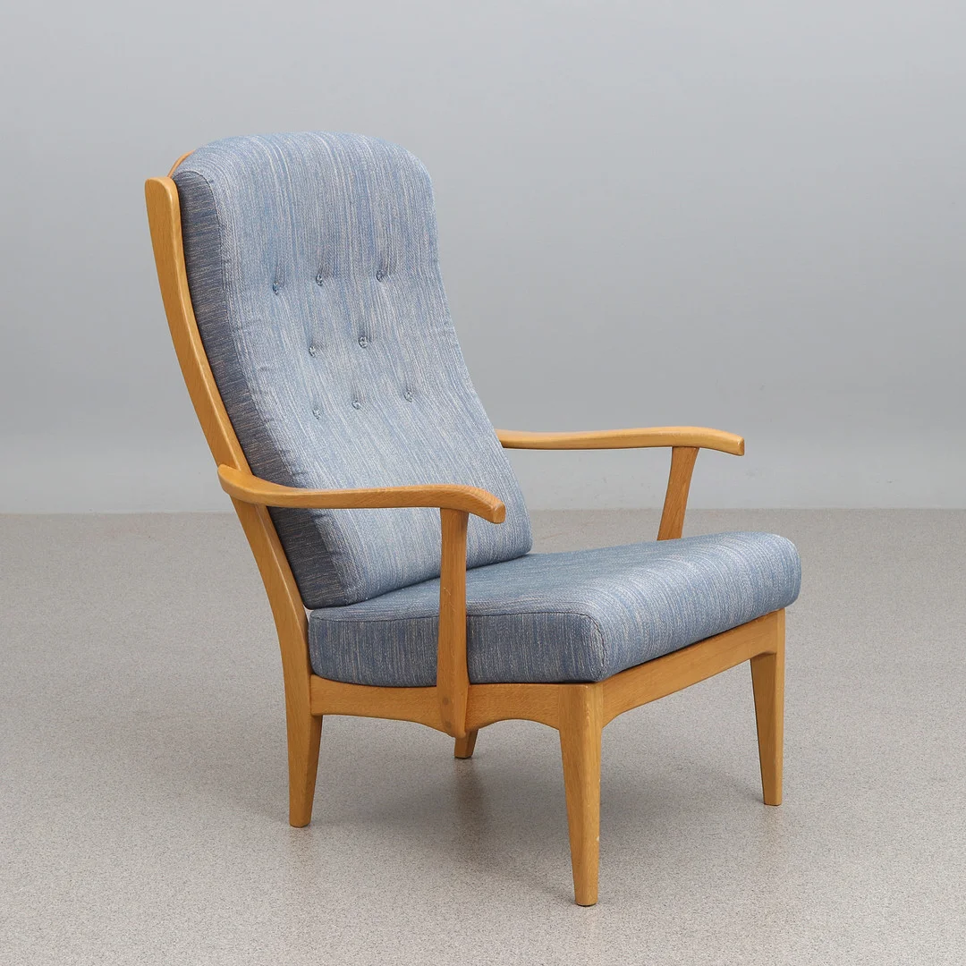 CARL MALMSTEN. FÅTÖLJ. Ek med textilklädsel. 1900-talets andra hälft. Plakettmärkt undertill. — Armchairs & Chairs — Skånes Auktionsverk