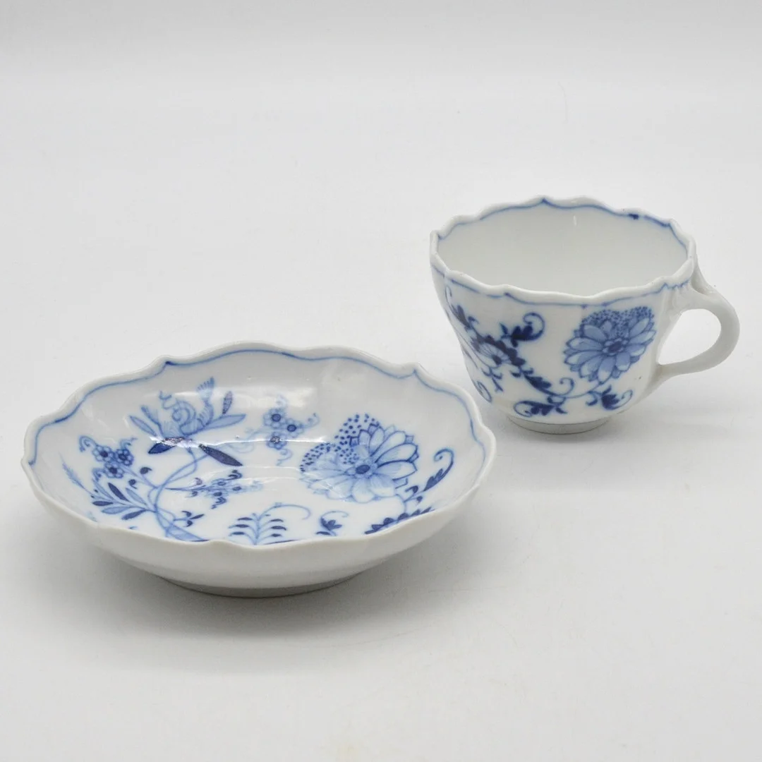 MEISSEN TEICHERT, KAFFEETASSE UND TELLER, PORZELLAN MIT ZWIEBELMUSTER, MEISSEN, UM 1900. — European — Kunst- und Auktionshaus Kleinhenz