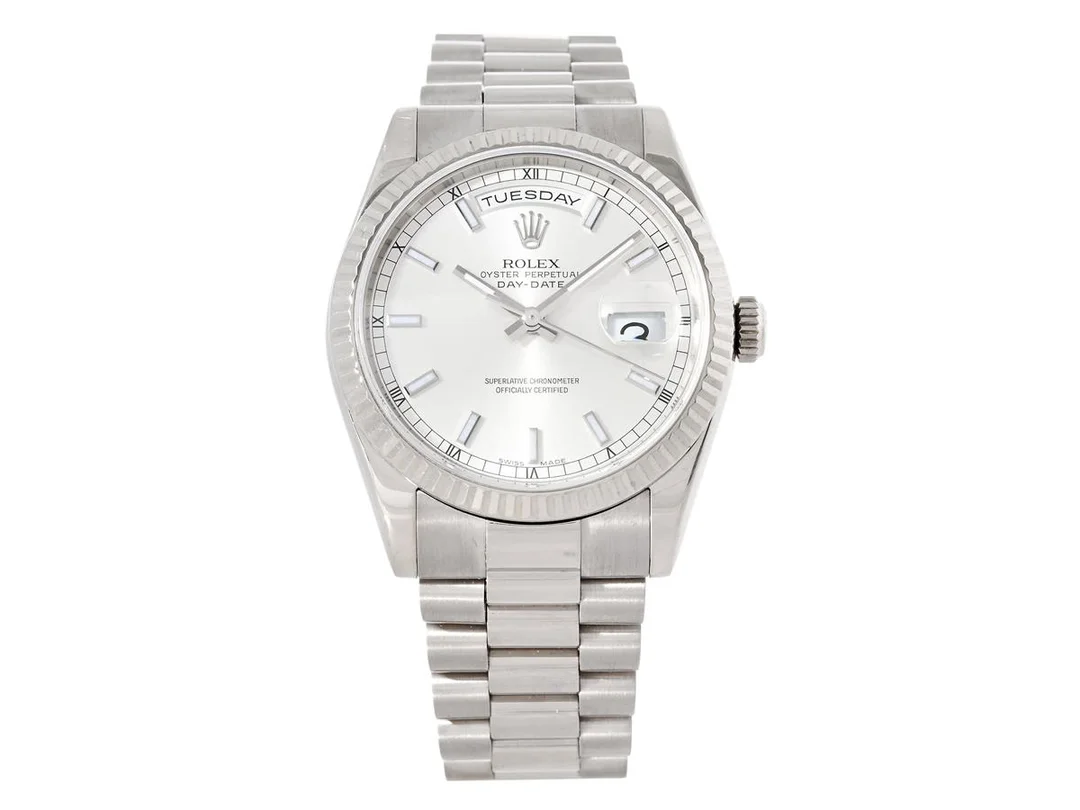 ROLEX, Oyster Perpetual, Day-Date, Chronometer, Ref nr. 118239, Serie nr. D243956, Cal 3155, Verk nr. 3 9688220, Boett nr. 2099, herrur, 36 mm, 18K vitguld, automatisk, safirglas (nagg), dag, datum, Presidentlänk (skadad), viklås, Ref nr. 83209-OP1/MA+CL, totalvikt 181,5 gram, ca 2006. — Klockor/Rolex — Kaplans