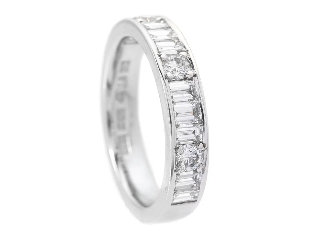 STRÖMDAHLS, alliansring, 18K vitguld, briljant - och baguetteslipade diamanter 1,42 ctv, TW/VS-SI, stl 17,75 mm, vikt 6,8 g. — Smycken/Alliansring — Kaplans