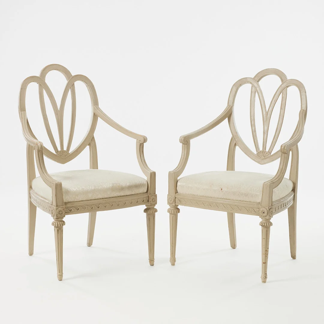 KARMSTOLAR, 1 par, 1800-talets början, Lindome, skuren dekor, bemålade i pärlgrått. — Armchairs & Chairs — Stockholms Auktionsverk Magasin 5