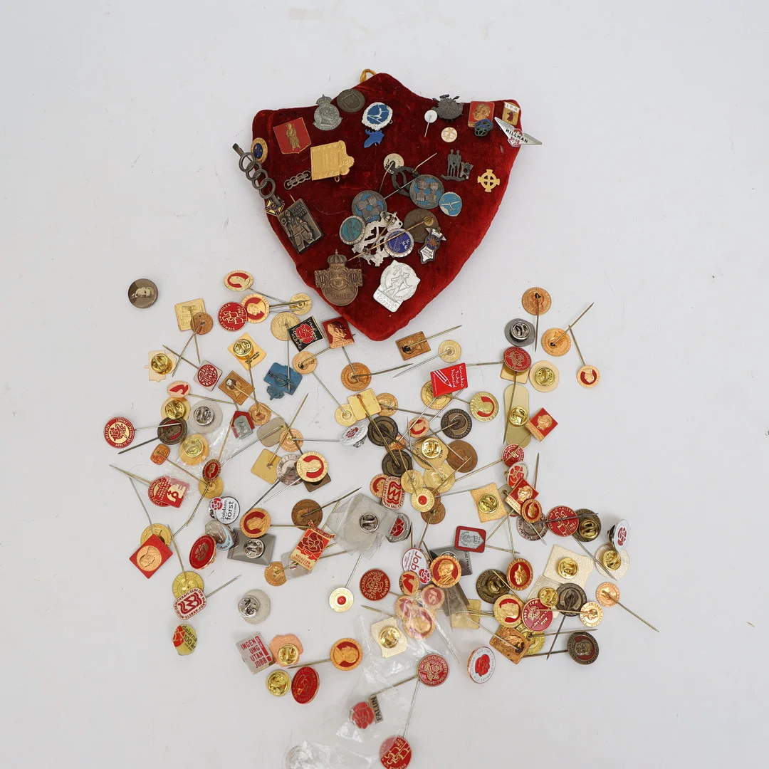 PINS OCH MÄRKEN. — Other collectables — Falun Auktionsbyrå