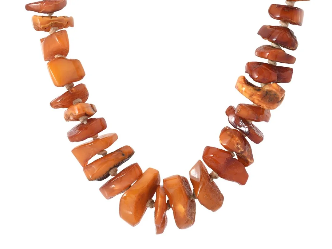 COLLIER, bärnsten, lås i gulmetall, längd ca 56 cm, vikt 63 g. — Smycken/Collier — Kaplans