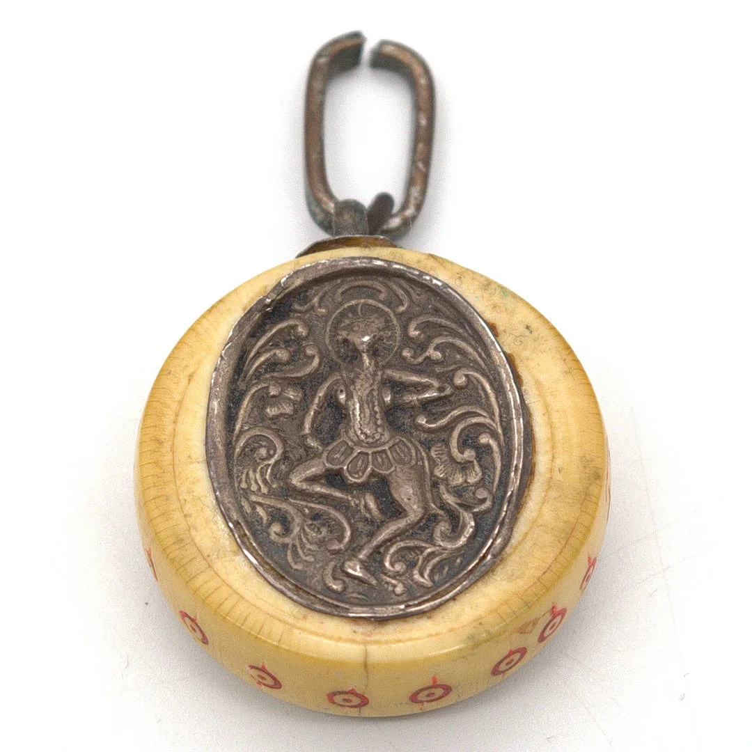 ANHÄNGER MIT EINGESETZTER METALLPLAKETTE, VERSILBERT, WOHL TIBET/NEPAL, 20. JH. — Brooches & Pendants — Kunst- und Auktionshaus Kleinhenz