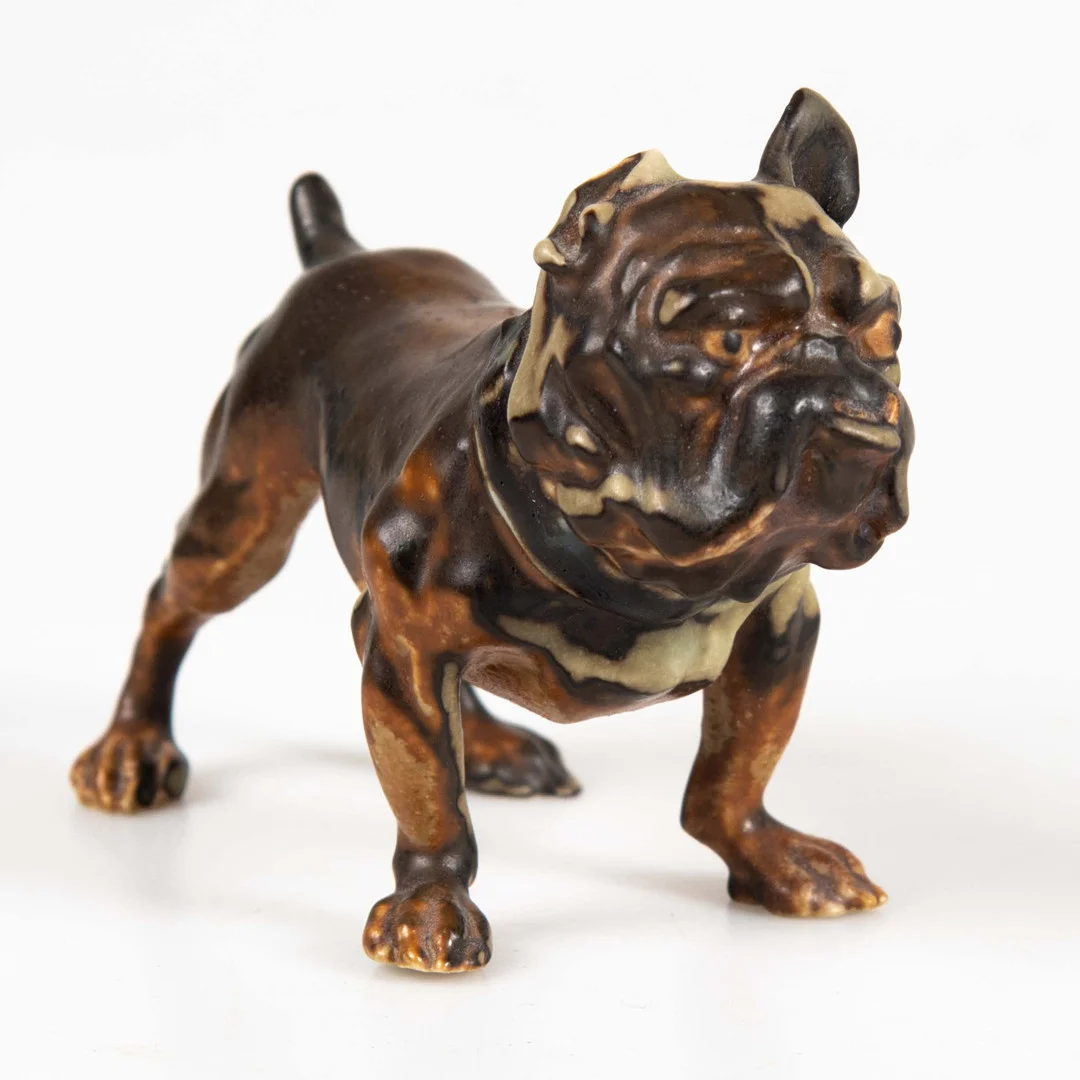 JENS PETER DAHL JENSEN. För Bing & Gröndahl Bulldog, stengods, danmark. — European — Laholms Auktionskammare