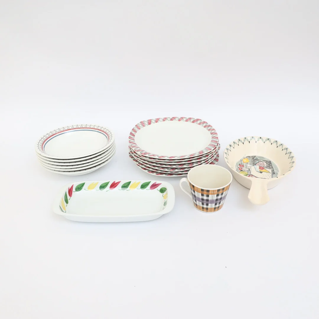 PORSLIN, 7st mattallrikar ruter, UE Gefle, 6st djupa tallrikar Rörstrand "Cuba" Tekopp "Brun skotte" med mera. — Tableware — Falun Auktionsbyrå