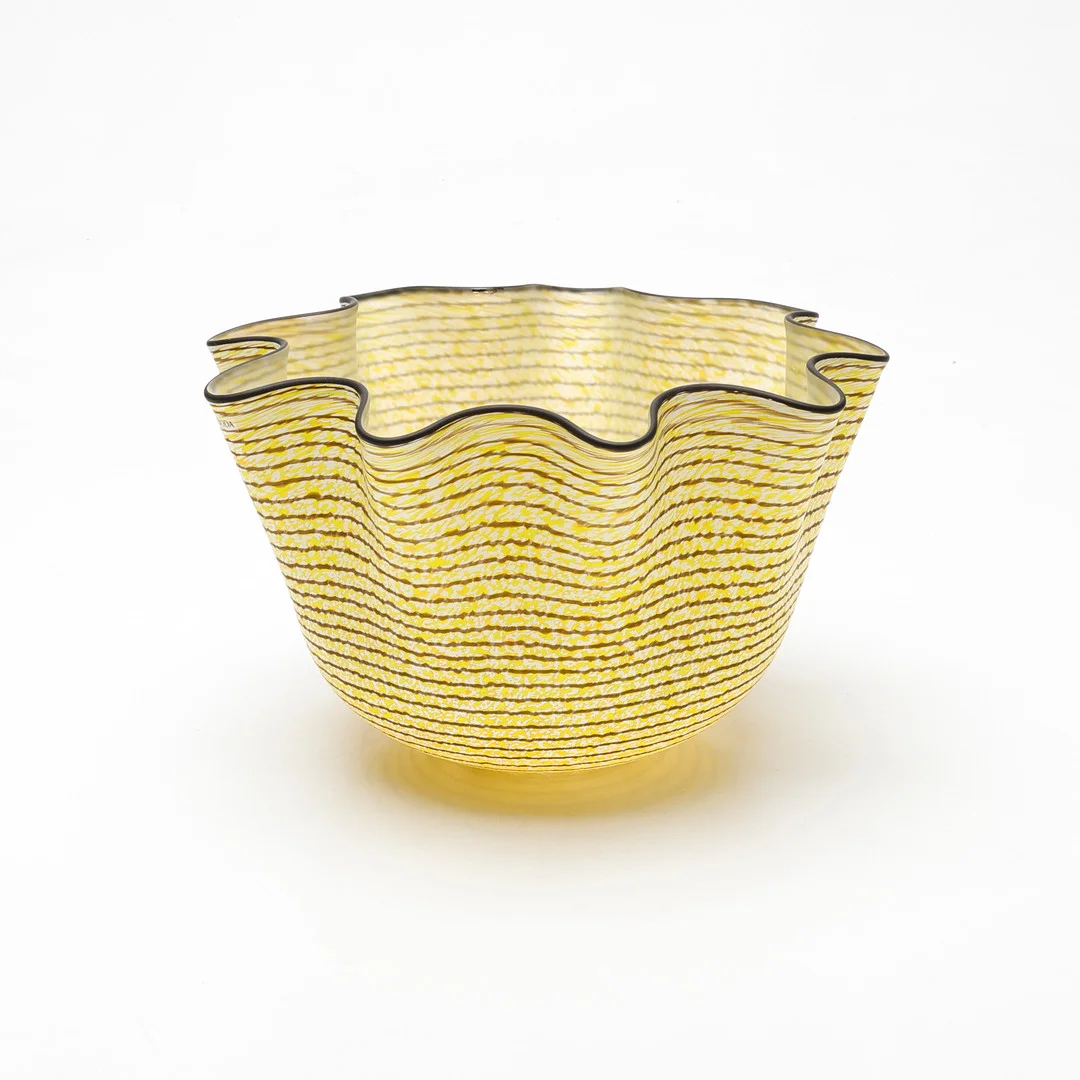 ULRICA HYDMAN-VALLIEN. skål, näsduks-modell, Kosta Boda. — Art glass — Gomér & Andersson Linköping