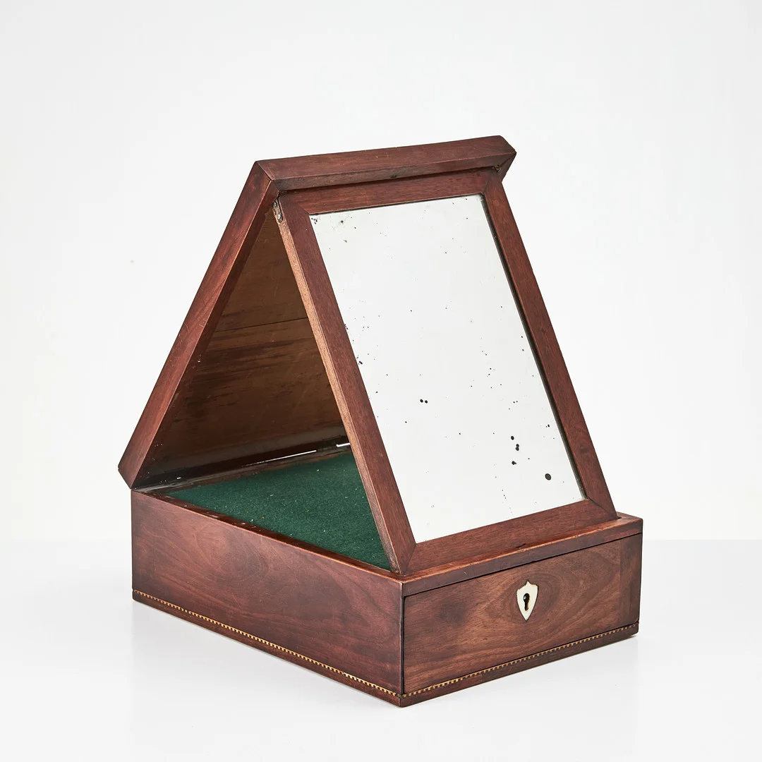 LÅDSPEGEL, 1800-talets början, sengustaviansk. — Mirrors — Stockholms Auktionsverk Magasin 5