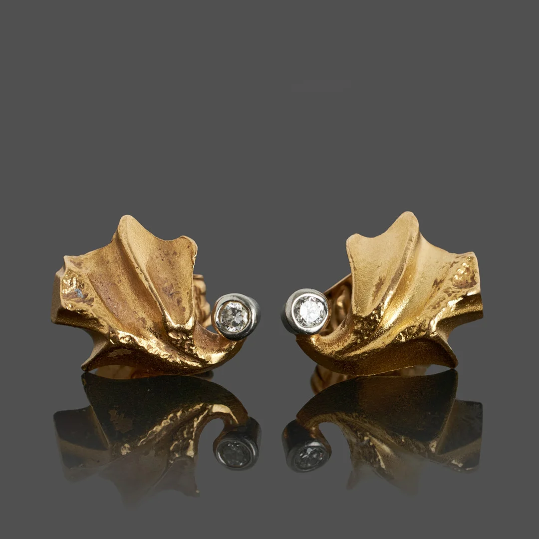 LAPPONIA, örhängen, ett par, 18k guld, abstrakt form med briljantslipade diamanter 0.03ct vardera, Finland. — Earrings — Crafoord Auktioner Stockholm