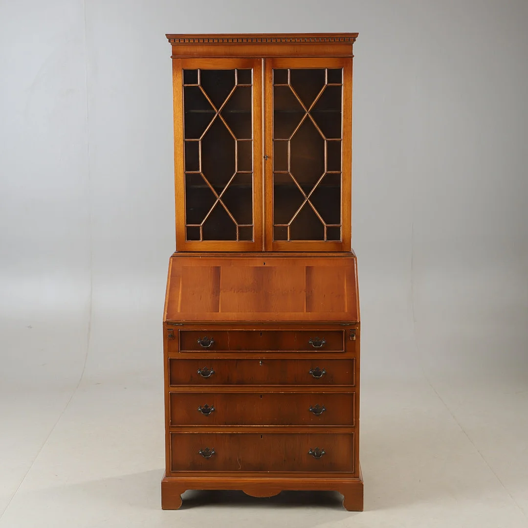 VITRINSKÅP MED SKRIVDEL, idegran, H & E Dovaston, Ltd, London, engelsk stil. — Cupboards, Cabinets & Shelves — Helsingborgs Auktionskammare
